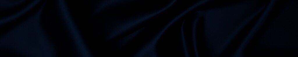 Seidenschal in Schwarz mit weichem Glanz.